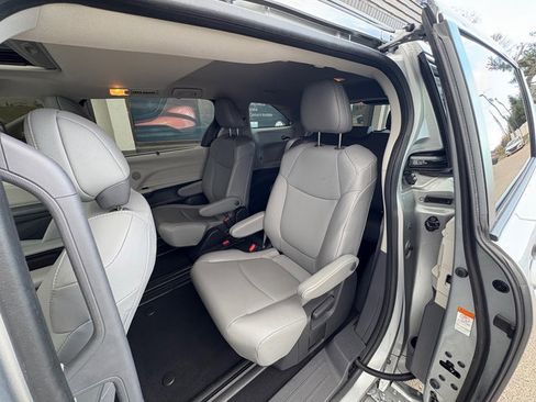 Used 2022 Toyota Sienna XLE image 17