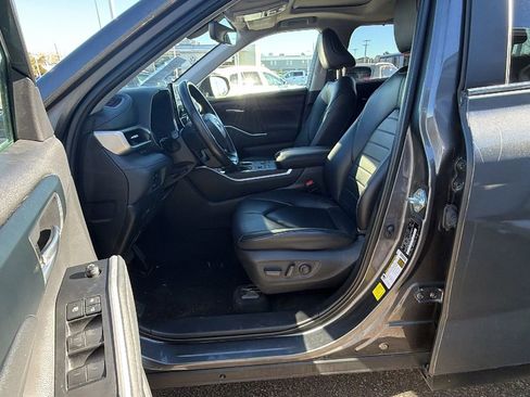 Used 2023 Toyota Highlander XLE image 18