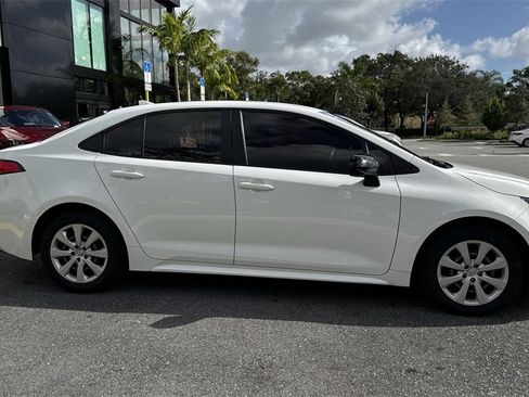 Used 2022 Toyota Corolla LE image 6