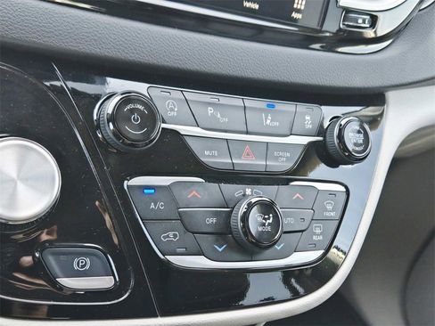 Used 2024 Chrysler Pacifica Touring-L image 30