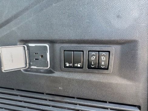 Used 2021 Chevrolet Tahoe Z71 w/ Z71 Off-Road Package image 49