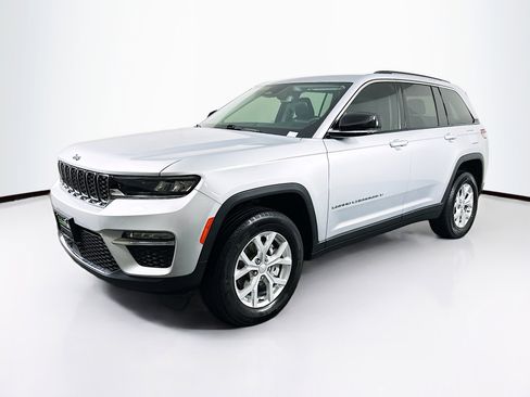 Used 2023 Jeep Grand Cherokee Limited image 3
