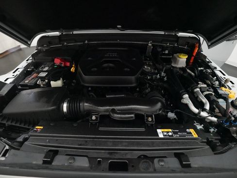 Used 2022 Jeep Wrangler Unlimited Sahara image 3