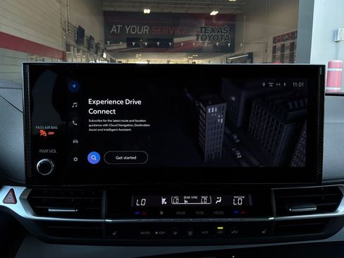 Used 2025 Toyota Sienna XLE FWD image 36