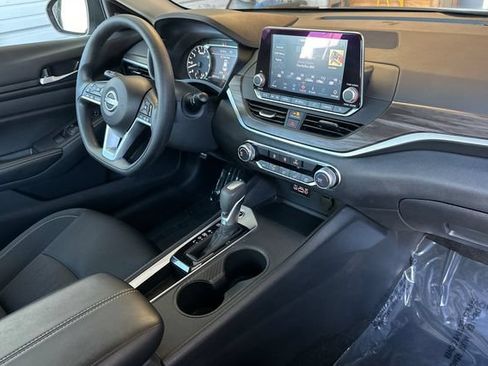 Used 2025 Nissan Altima 2.5 SV FWD image 15