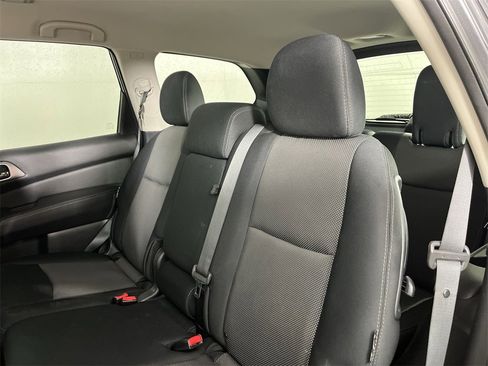Used 2019 Nissan Pathfinder SV image 21