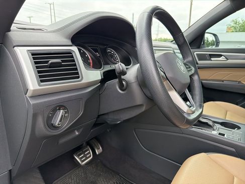 Certified 2021 Volkswagen Atlas Cross Sport SE w/ Panoramic Sunroof Package FWD image 17