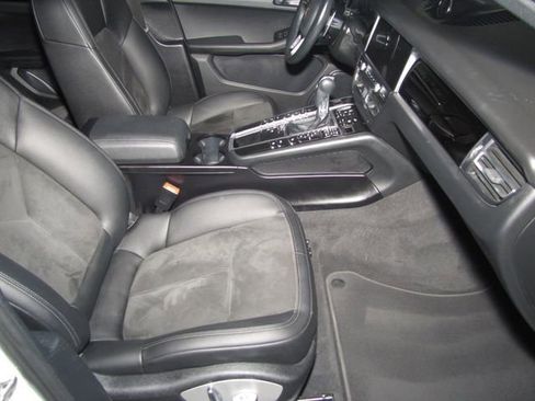 Used 2021 Porsche Macan AWD/4WD image 21