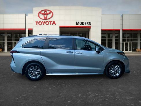 Certified 2021 Toyota Sienna XLE FWD image 4