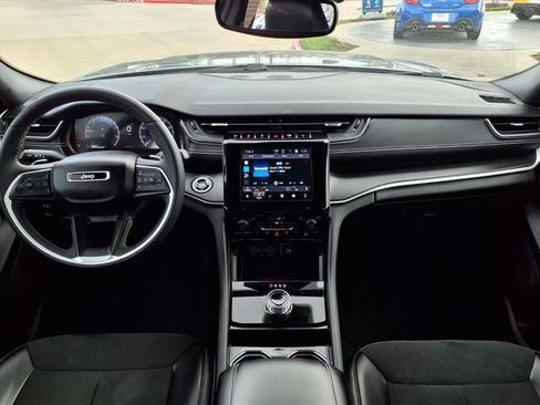 Used 2023 Jeep Grand Cherokee L Laredo image 12