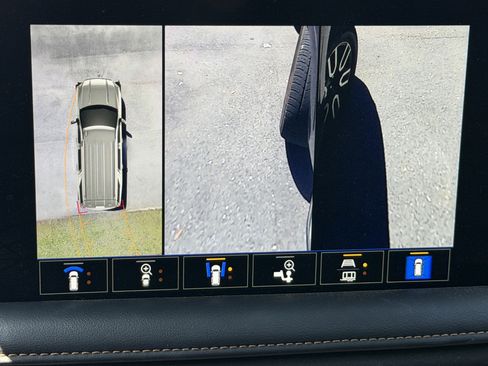 Used 2024 GMC Yukon XL AT4 w/ Technology Package image 12