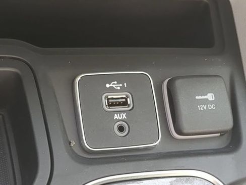Used 2020 Jeep Cherokee Limited w/ Technology Group FWD image 22