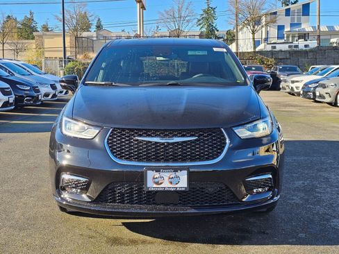 New 2026 Chrysler Pacifica Select image 3