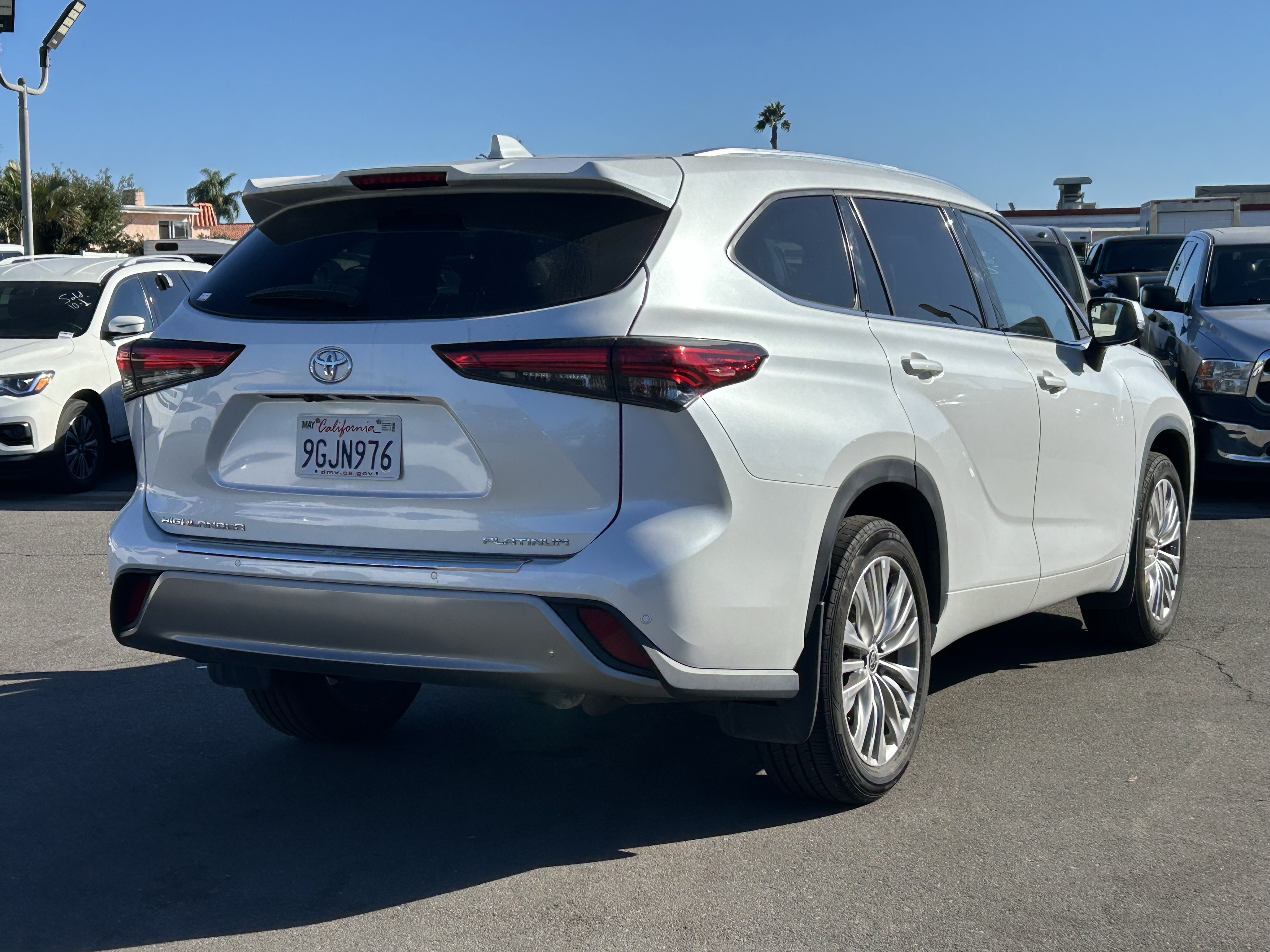 Used 2023 Toyota Highlander Platinum FWD image 3