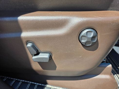 Used 2019 Jeep Grand Cherokee Overland RWD image 41