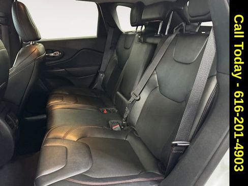 Used 2022 Jeep Cherokee Trailhawk image 21