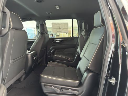 New 2025 Chevrolet Suburban Premier image 6