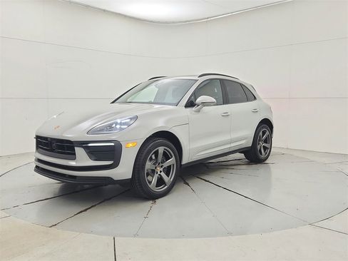 Used 2025 Porsche Macan image 1