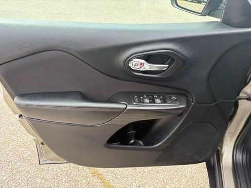 Used 2017 Jeep Cherokee Latitude w/ Cold Weather Group AWD/4WD image 10