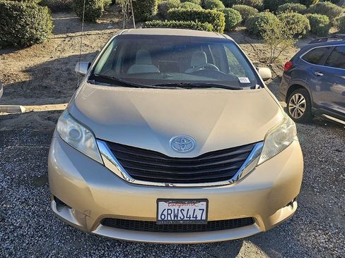 Used 2011 Toyota Sienna LE image 3