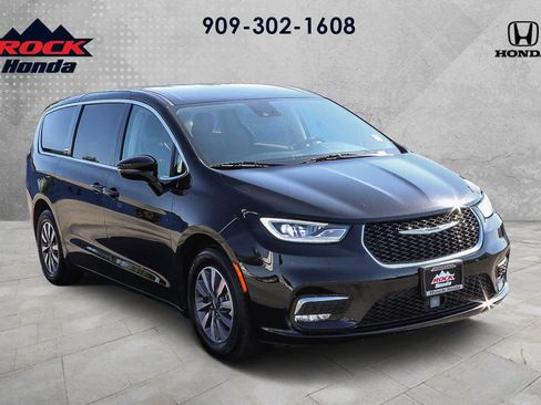 Used 2024 Chrysler Pacifica Limited FWD image 3