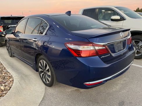 Used 2017 Honda Accord Touring image 4