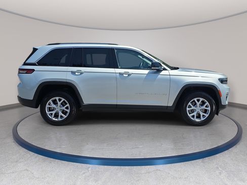 Used 2022 Jeep Grand Cherokee Limited AWD/4WD image 4