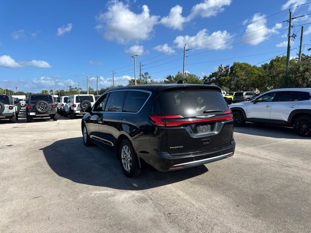 Used 2025 Chrysler Pacifica Select FWD image 5