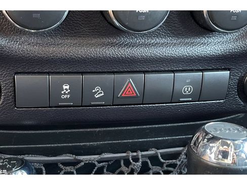Used 2017 Jeep Wrangler Unlimited Sahara w/ Connectivity Group AWD/4WD image 28