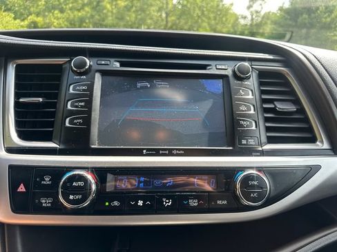 Used 2019 Toyota Highlander XLE AWD/4WD image 35