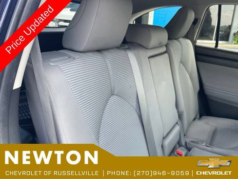 Used 2022 Toyota Highlander LE AWD/4WD image 25