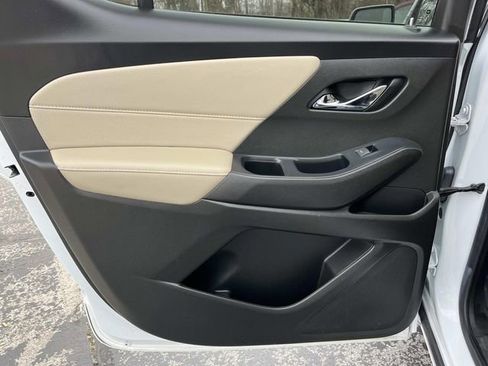Used 2022 Chevrolet Traverse Premier FWD image 19