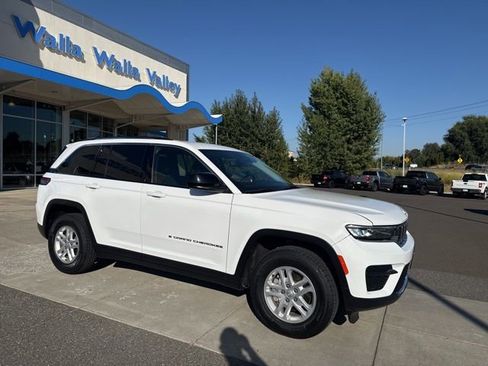 Used 2023 Jeep Grand Cherokee Laredo image 2