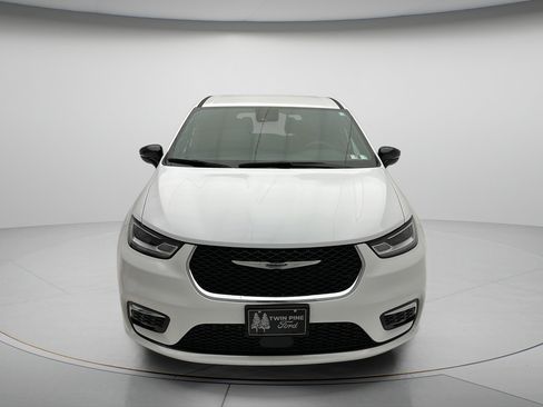 Used 2025 Chrysler Pacifica Select FWD image 2