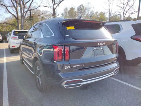 Used 2023 Kia Sorento EX w/ Panoramic Sunroof Package image 3