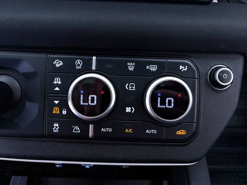 Used 2023 Land Rover Defender 110 SE AWD/4WD image 28