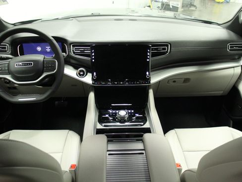 Used 2025 Jeep Wagoneer Series III image 19