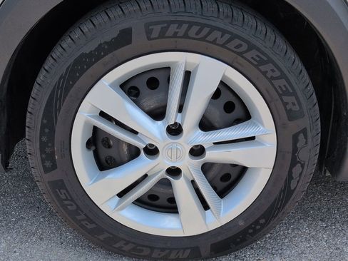 Used 2023 Nissan Kicks S FWD image 11
