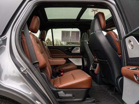 Used 2025 Lincoln Aviator Reserve w/ Equipment Group 201A image 33
