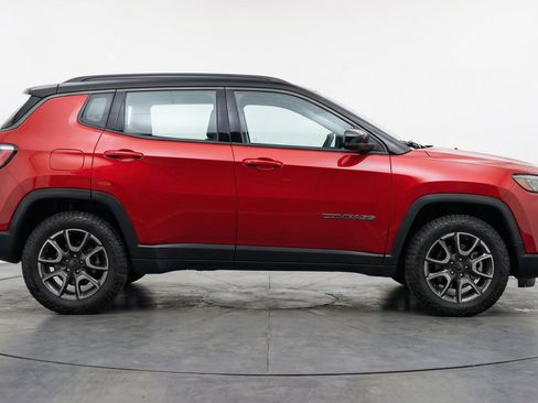 Used 2025 Jeep Compass Trailhawk image 11