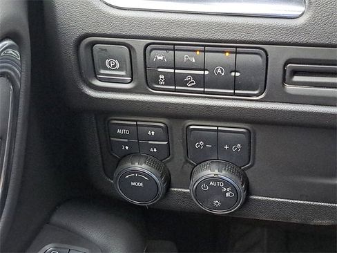 Used 2024 Chevrolet Suburban Premier image 16