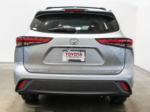 Used 2020 Toyota Highlander XLE AWD/4WD image 8