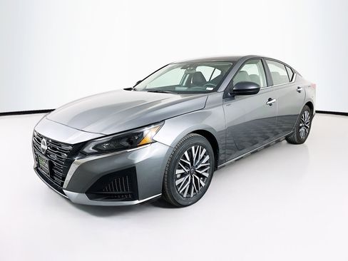 Used 2025 Nissan Altima 2.5 SV FWD image 3