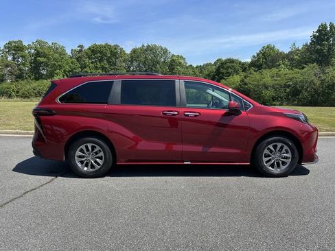 Used 2025 Toyota Sienna XLE FWD image 10