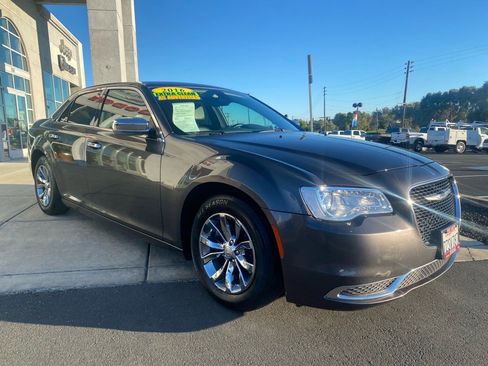 Used 2016 Chrysler 300 Limited image 12