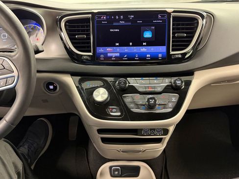 Used 2023 Chrysler Pacifica Touring-L FWD image 24