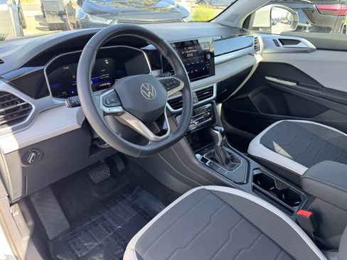 Used 2025 Volkswagen Taos SE image 17