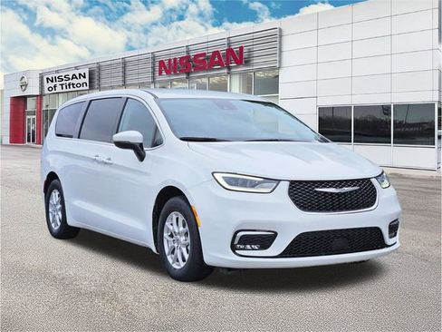 Used 2023 Chrysler Pacifica Touring-L image 1