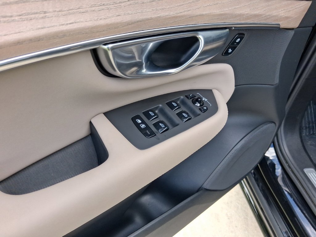 Certified 2025 Volvo XC90 B5 Core w/ Climate Package AWD/4WD image 16