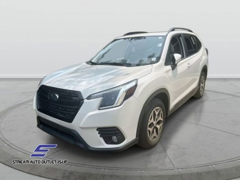 Used 2022 Subaru Forester Premium image 3